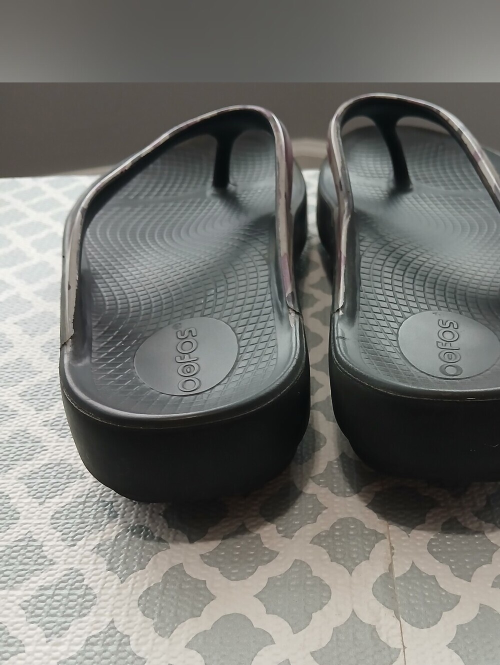 Oofis Black Flip Flop Sandals with Purple Camo Straps Womens 9 - Picture 3 of 4